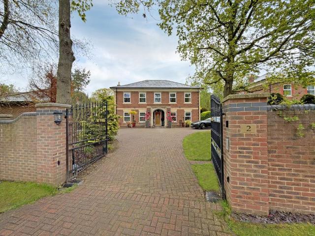 5 bedroom detached house for sale