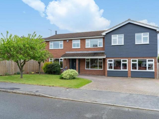 5 bedroom detached house for sale