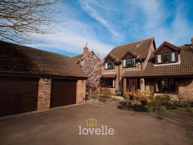 5 bedroom detached house for sale