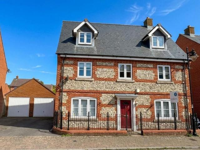 5 bedroom detached house for sale