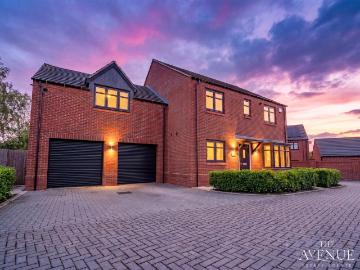 5 bedroom detached house for sale