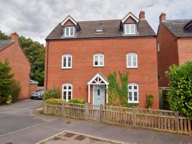 5 bedroom detached house for sale