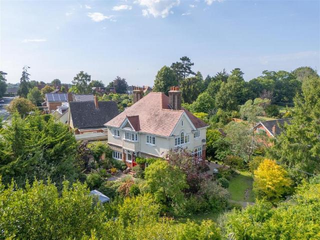 5 bedroom detached house for sale