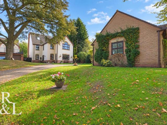 5 bedroom detached house for sale