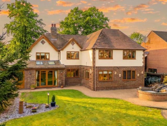 5 bedroom detached house for sale