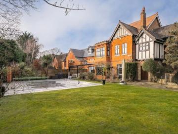 5 bedroom detached house for sale