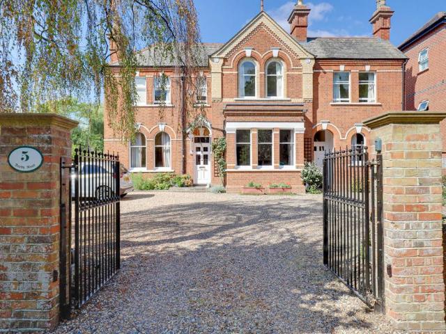 5 bedroom detached house for sale