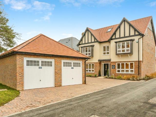 5 bedroom detached house for sale