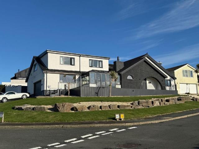 6 bedroom detached house for sale