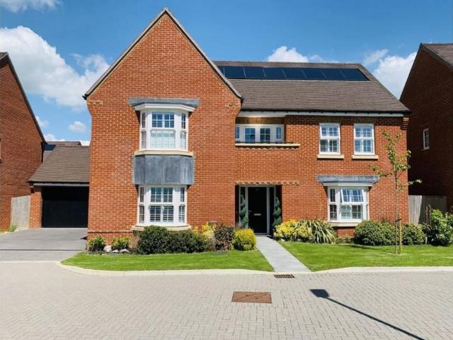 5 bedroom detached house for sale