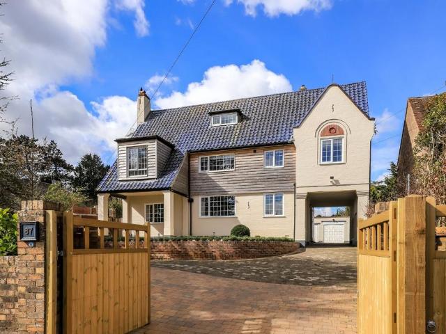 5 bedroom detached house for sale