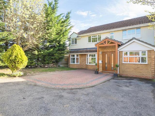 5 bedroom detached house for sale