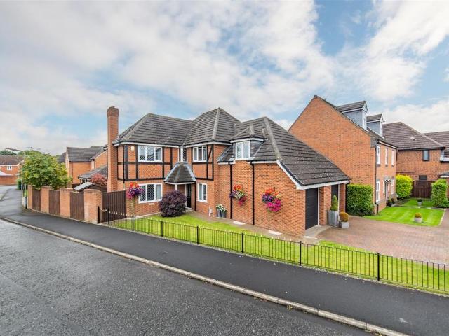 5 bedroom detached house for sale