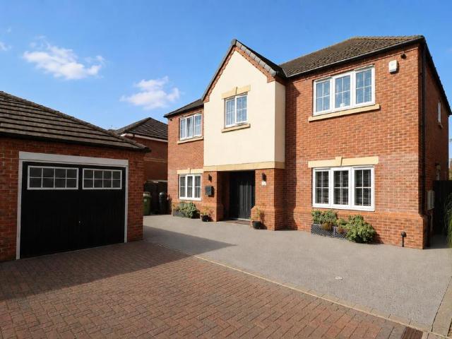 5 bedroom detached house for sale