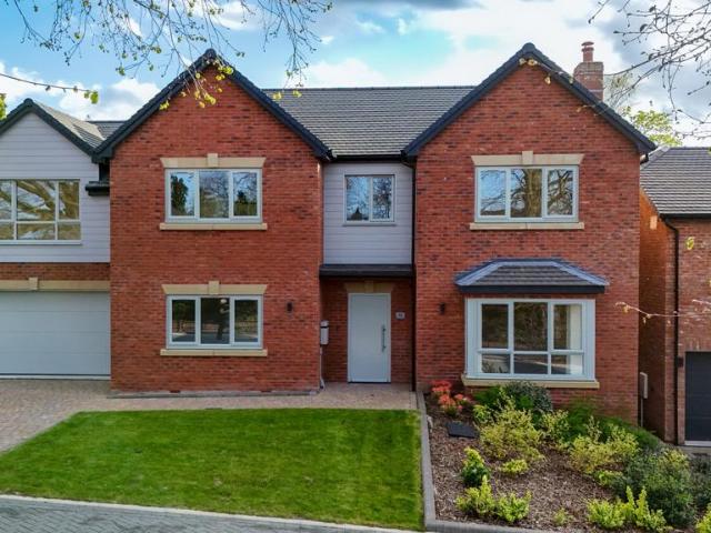 5 bedroom detached house for sale