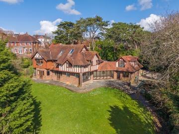5 bedroom detached house for sale