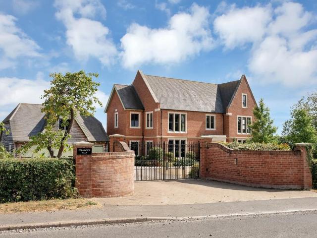 5 bedroom detached house for sale