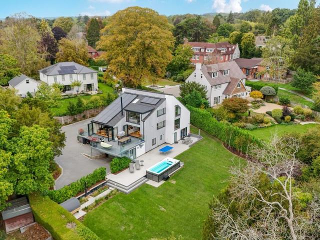 5 bedroom detached house for sale