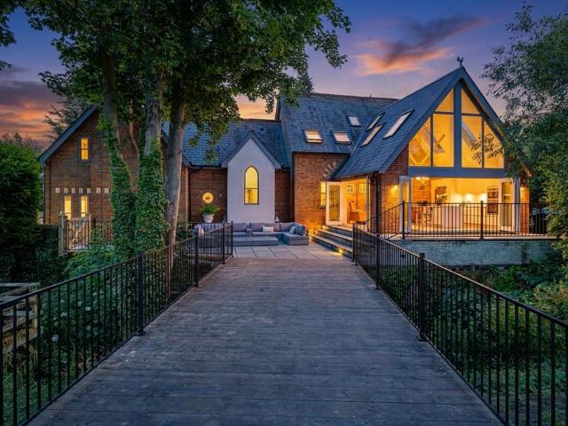 5 bedroom detached house for sale