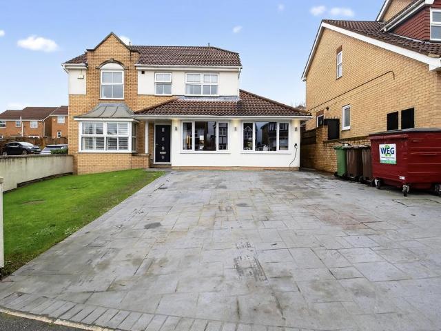 5 bedroom detached house for sale