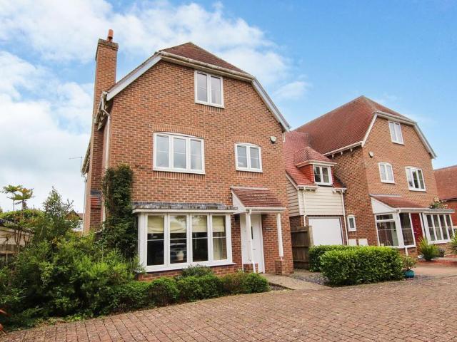 5 bedroom detached house for sale