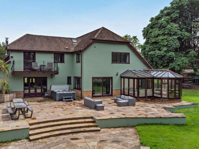 5 bedroom detached house for sale