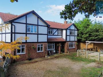 5 bedroom detached house for sale