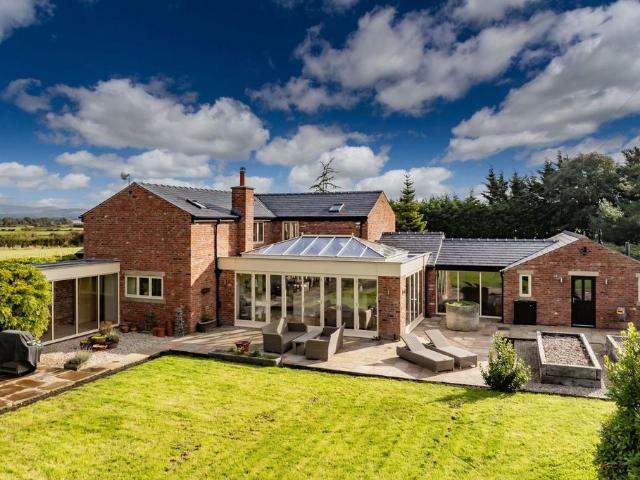 5 bedroom detached house for sale