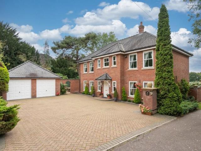 5 bedroom detached house for sale