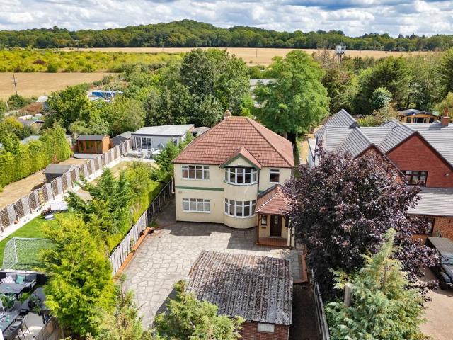 5 bedroom detached house for sale