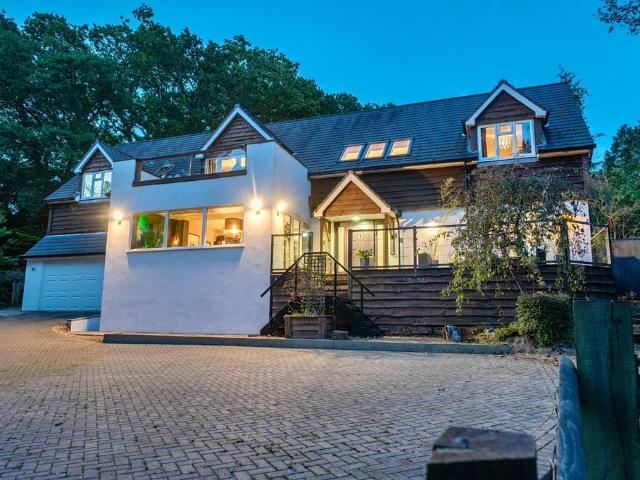 5 bedroom detached house for sale