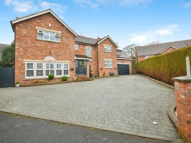 5 bedroom detached house for sale