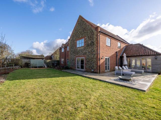 5 bedroom detached house for sale
