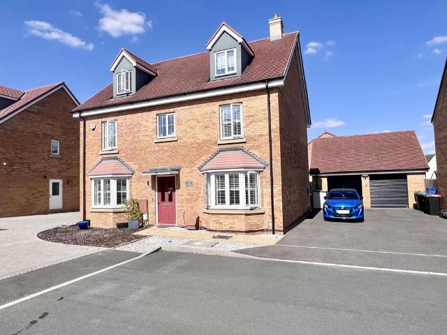 5 bedroom detached house for sale