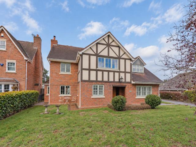 5 bedroom detached house for sale
