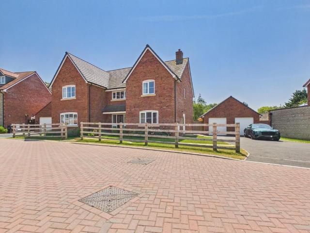 5 bedroom detached house for sale