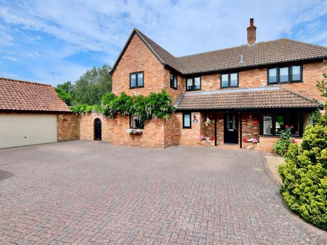 5 bedroom detached house for sale