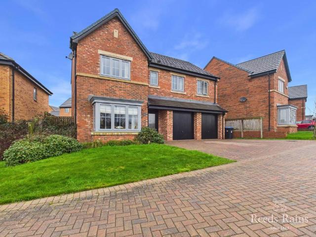 5 bedroom detached house for sale