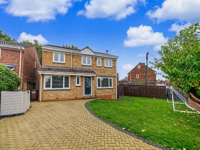 5 bedroom detached house for sale