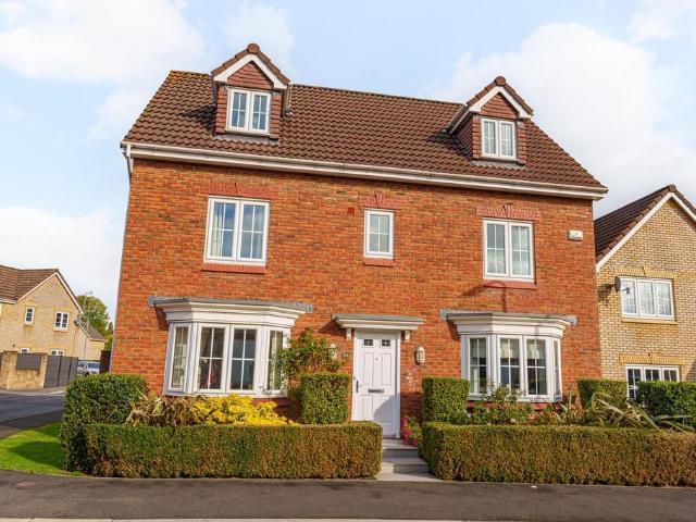 5 bedroom detached house for sale