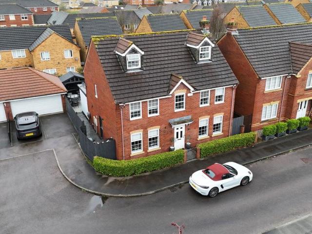 5 bedroom detached house for sale