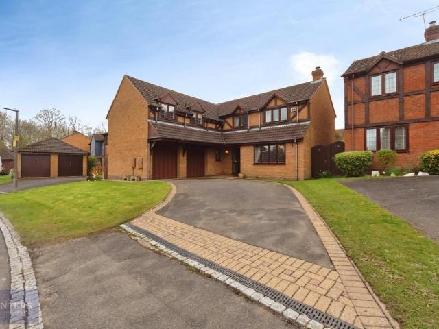 5 bedroom detached house for sale