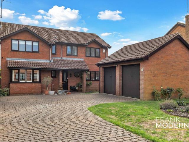 5 bedroom detached house for sale