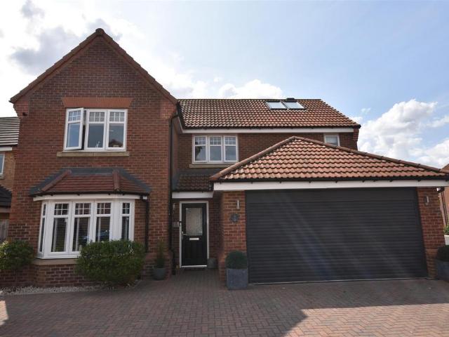 5 bedroom detached house for sale