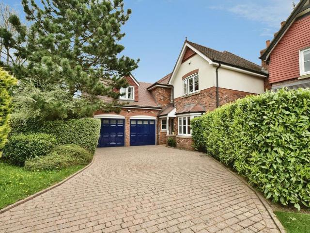 5 bedroom detached house for sale