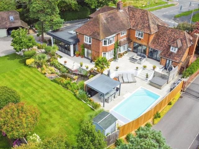 5 bedroom detached house for sale