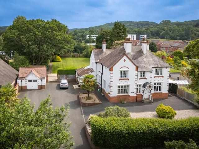 5 bedroom detached house for sale