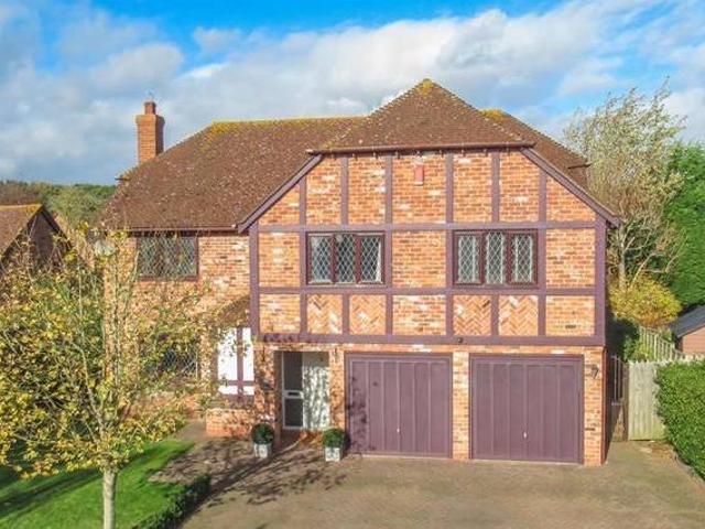 5 bedroom detached house for sale in Gainsborough Road StratfordUponAvon CV37