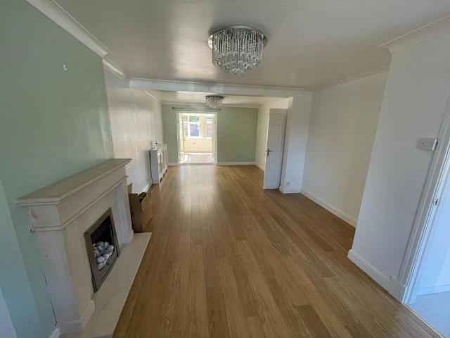 5 bedroom Detached house to let