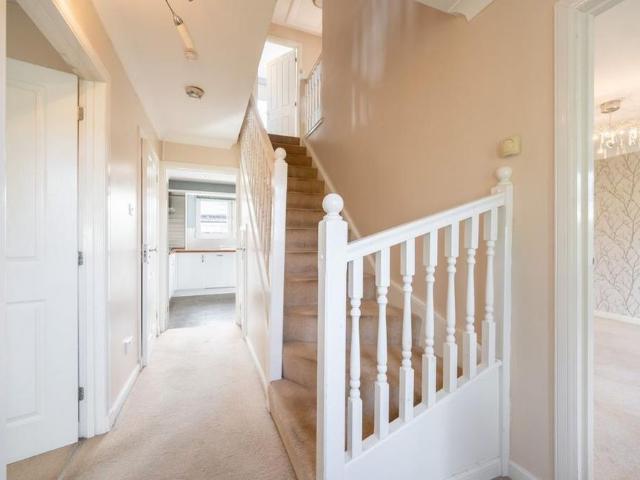 5 bedroom detached house to rent